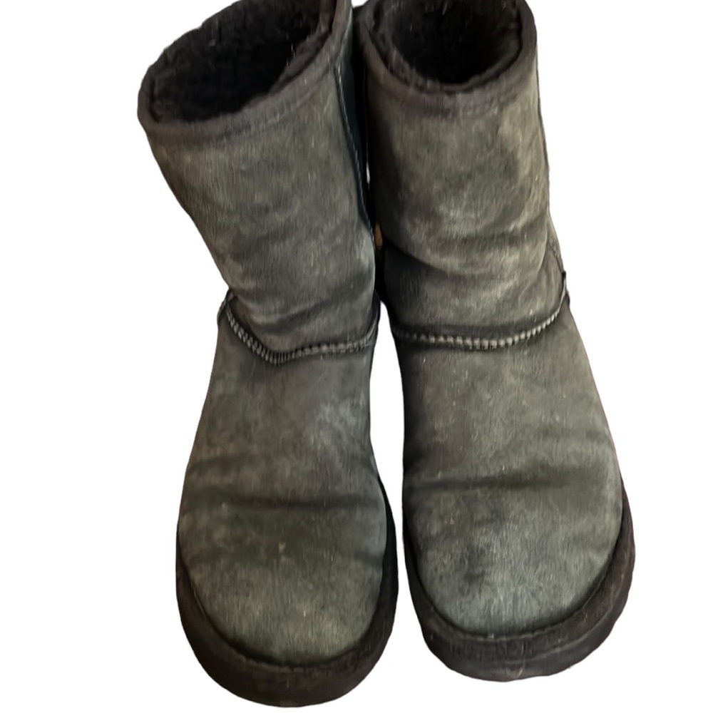 UGG black size 8 Authentic clean lightly worn sheepskin Insole
